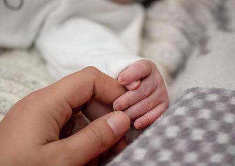 Para ir à festa, mãe abandona recém-nascido e irmão em apartamento em Manaus