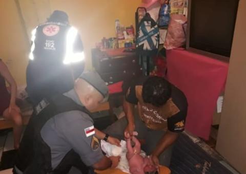 Durante patrulhamento, policiais auxiliam mulher em trabalho de parto em Manaus