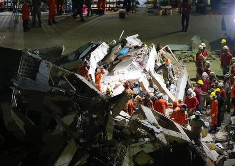 Bombeiros encontram 6º corpo; 4 pessoas seguem desaparecidas