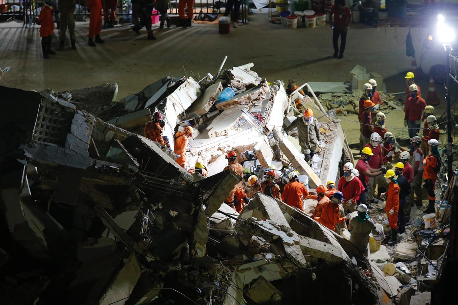 Bombeiros encontram 6º corpo; 4 pessoas seguem desaparecidas