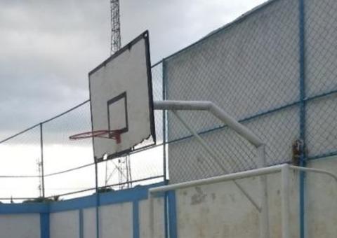 Adolescente morre eletrocutado ao pular muro de escola para jogar futebol