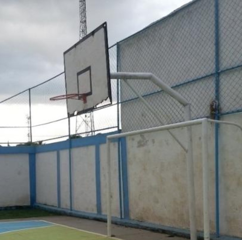 Adolescente morre eletrocutado ao pular muro de escola para jogar futebol