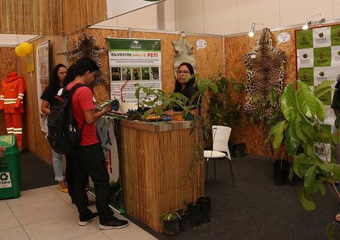 Coletânea de artigos científicos é lançada em simpósio do TCE Amazonas