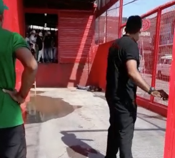 Funcionário do Baratão da Carne despenca de telhado e morre eletrocutado em Manaus