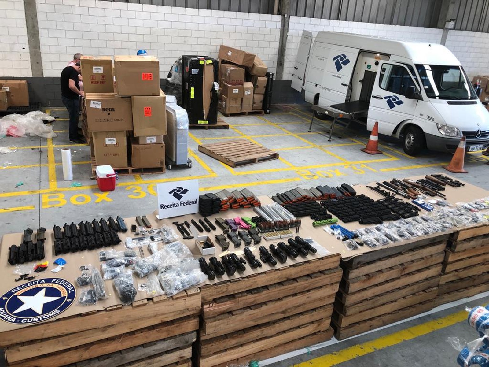 Fiscais encontram carga de fuzis em contêiner que veio dos EUA