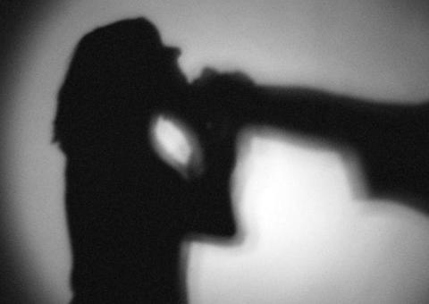 Trio estupra mulher que passou mal após tomar bebida com medicação