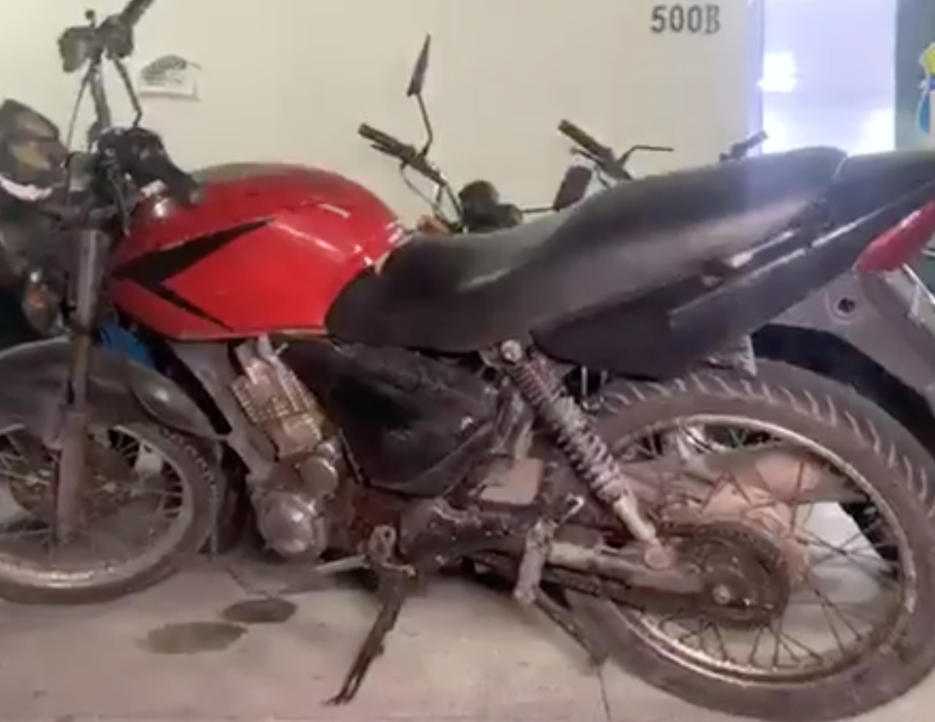 Polícia recupera moto roubada de mototaxista que seria usada para arrastão em Manaus
