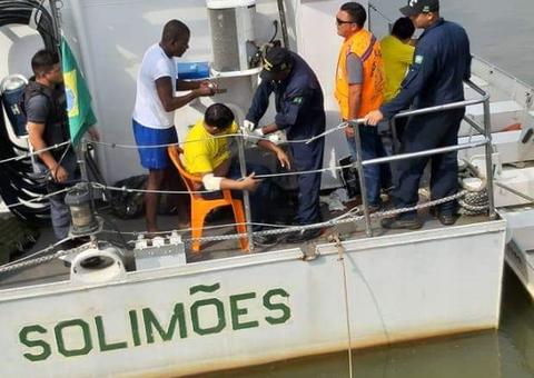 Micro-ônibus cai em rio no Amazonas e duas pessoas ficam feridas