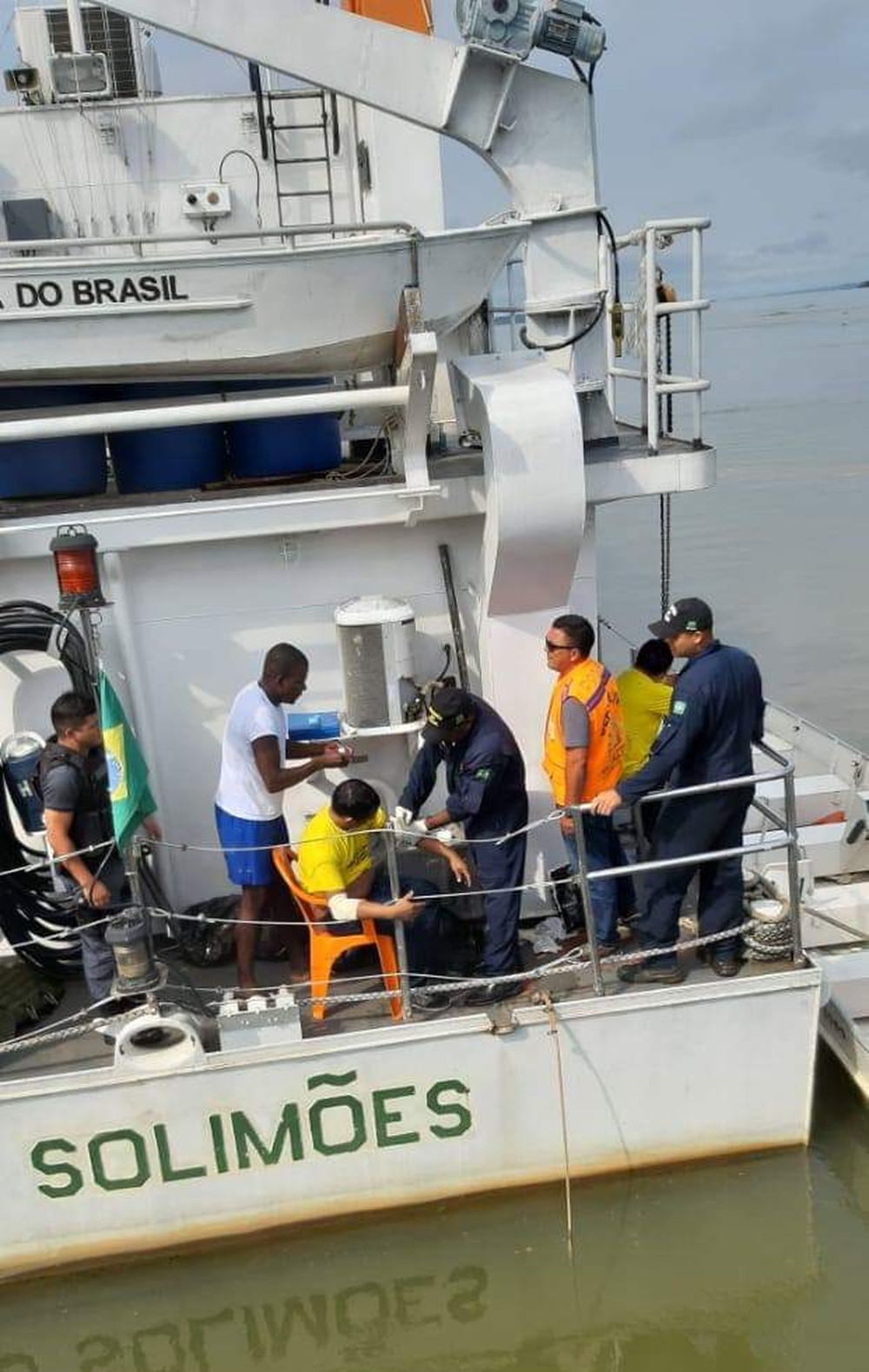 Micro-ônibus cai em rio no Amazonas e duas pessoas ficam feridas