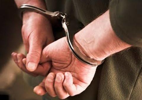 Suspeito de roubar mototaxista é preso no telhado de casa em Manaus