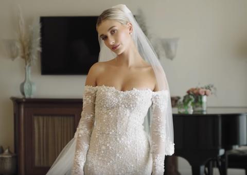 Hailey Bieber mostra detalhes de vestido de noiva