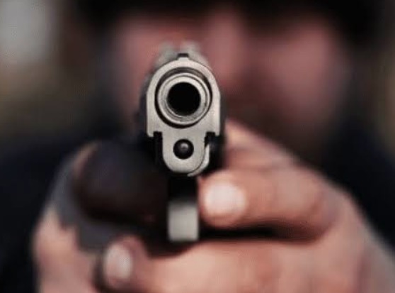 Após levar 4 tiros, homem desce barranco e pede ajuda a moradores em Manaus