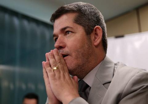 'É que nem mulher traída, apanha, mas volta', diz líder do PSL em recuo sobre Bolsonaro