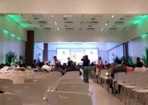 Sem salários, professores não participam de ‘festa’ da Seduc: ‘pão e circo’