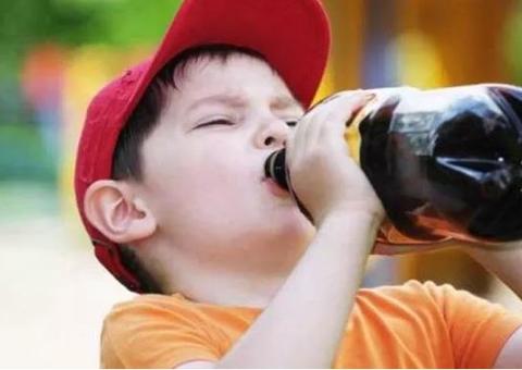 Nutricionistas e pediatras pedem aprovação de projeto que proíbe refrigerante em escolas