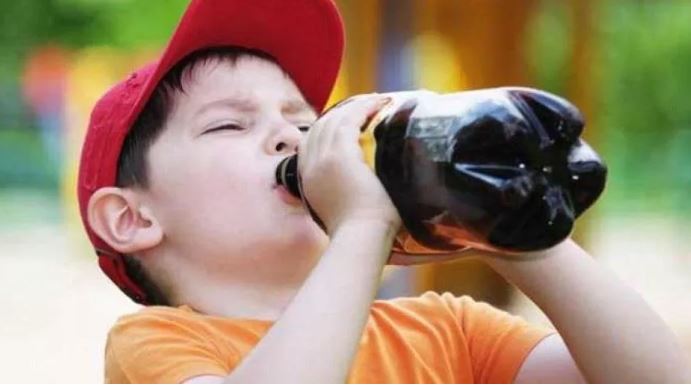 Nutricionistas e pediatras pedem aprovação de projeto que proíbe refrigerante em escolas