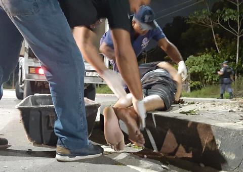 Corpos são arremessados de moto em acidente de trânsito em Manaus