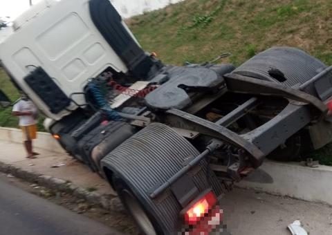 Caminhão desgovernado invade calçada e provoca acidente em avenida de Manaus