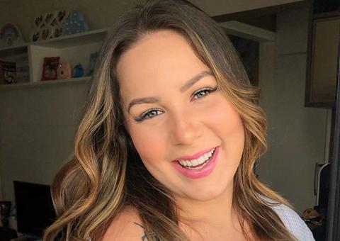  Ex-BBB Maria Claudia mostra bumbum de biquíni: 'tá vendo minhas celulites? tá tudo bem!'