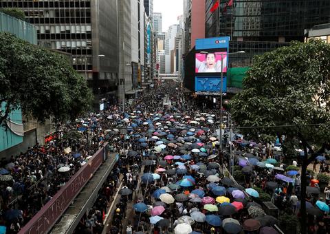 Sob ataque, milhares de manifestantes voltam às ruas de Hong Kong