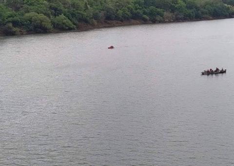 Barco naufraga após voltar para recuperar chapéu de passageiro