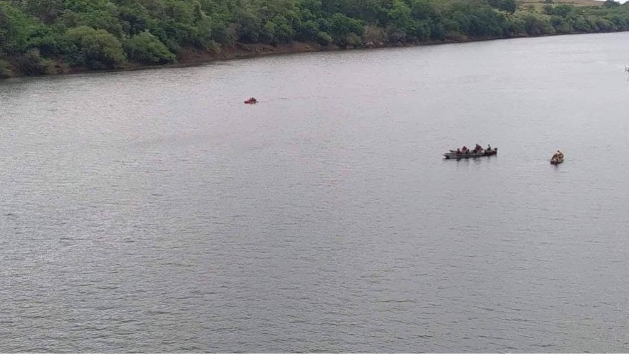 Barco naufraga após voltar para recuperar chapéu de passageiro