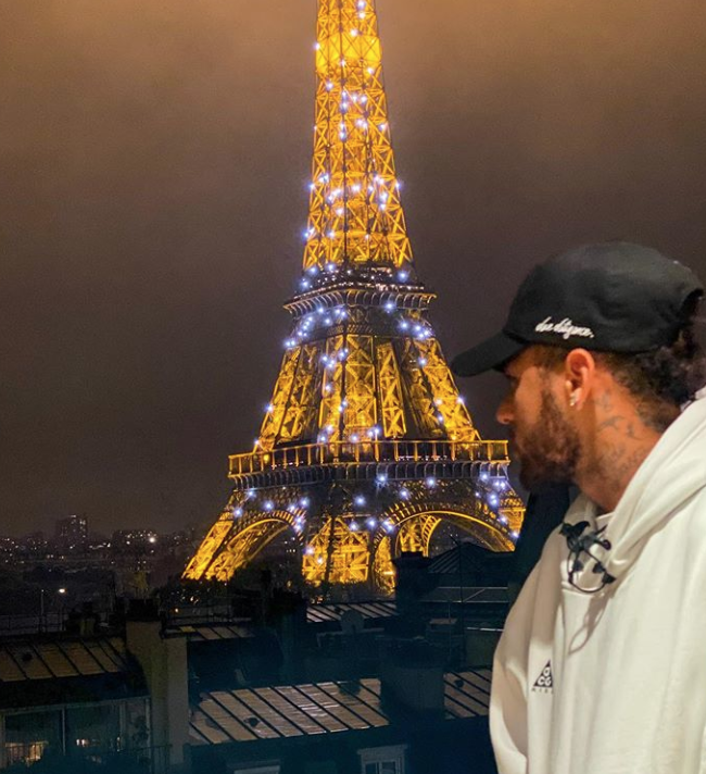 Neymar posa com Torre Eiffel e avisa: 'Poderia ser eu e você’