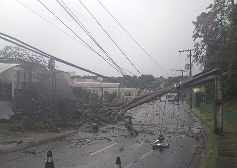 Moradores de Manaus sofrem com a falta de energia após forte temporal 