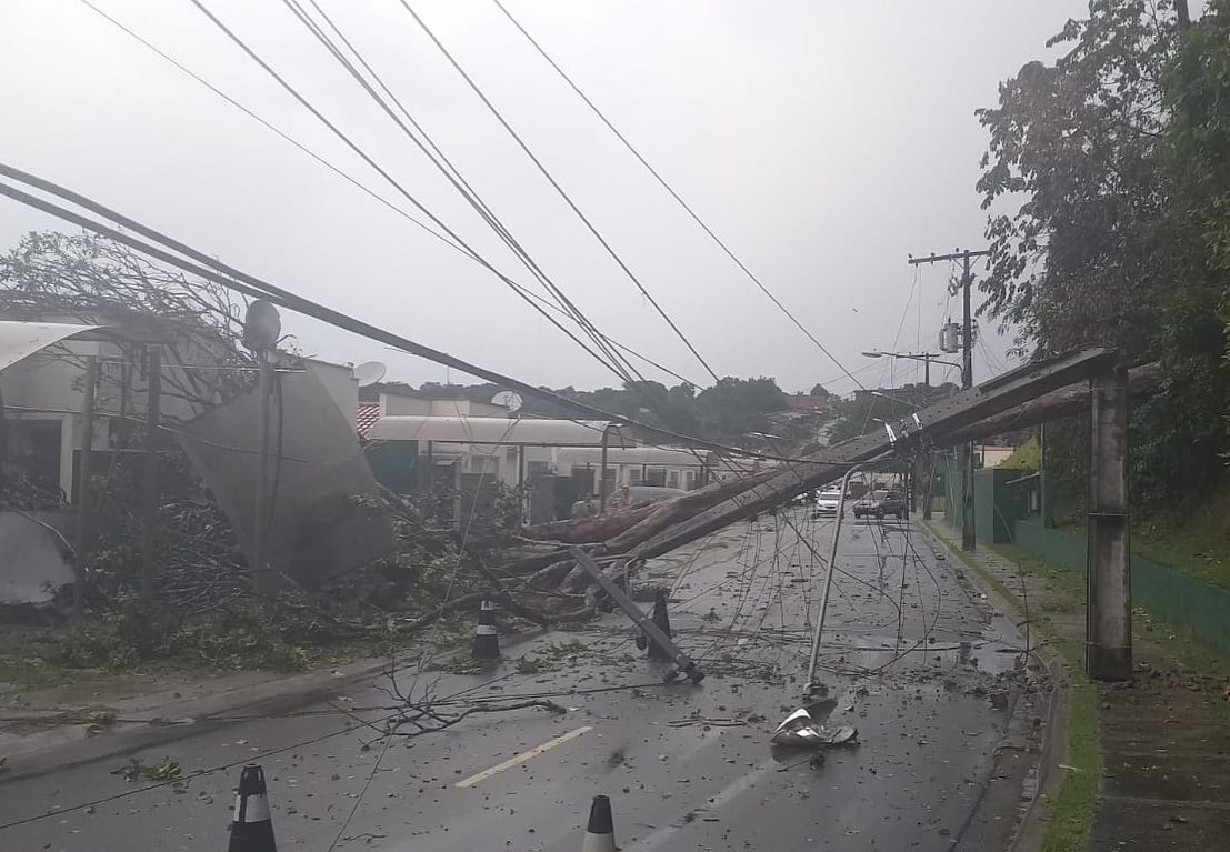Moradores de Manaus sofrem com a falta de energia após forte temporal 