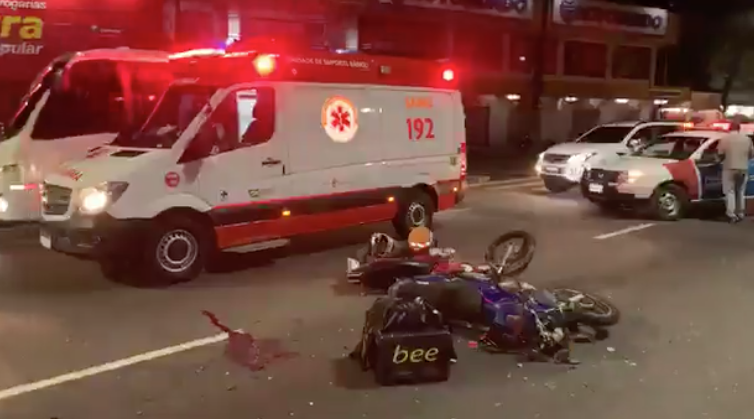 Colisão entre motocicletas deixa dois feridos em avenida de Manaus