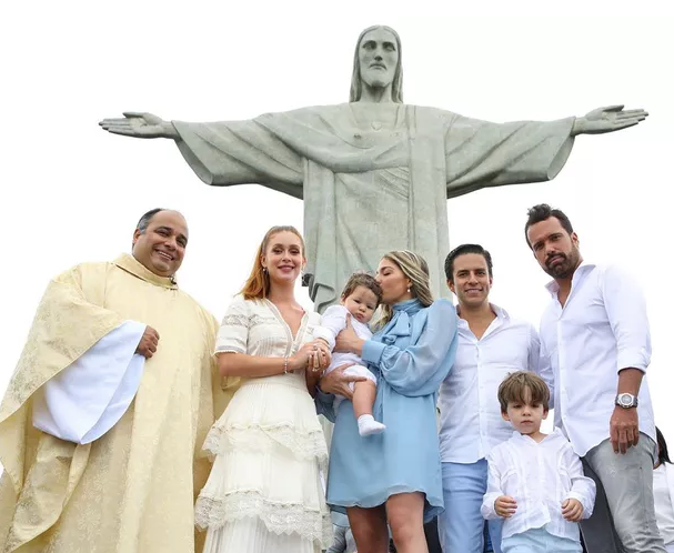 Luma Costa batiza o filho no Cristo Redentor na companhia de Marina Ruy Barbosa 