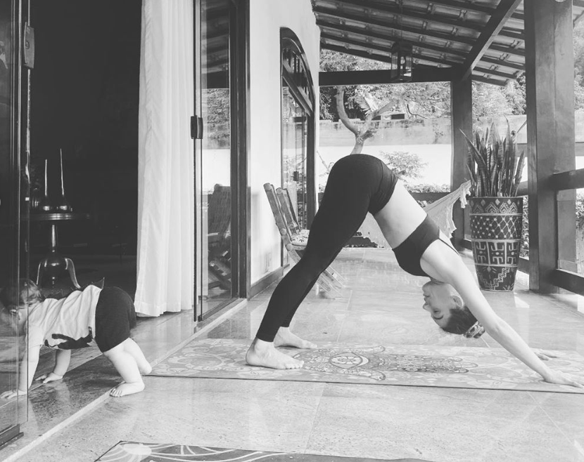 Filho de Isis Valverde ‘pratica' ioga com a mãe e encanta web