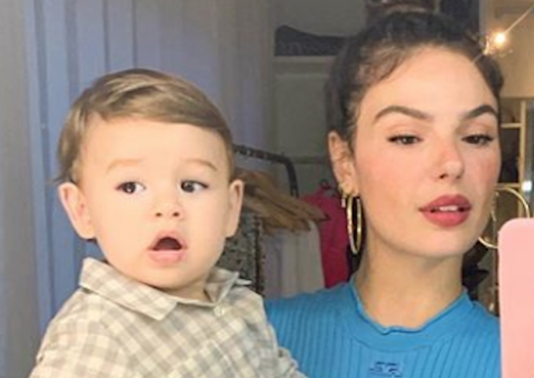 Filho de Isis Valverde ‘pratica' ioga com a mãe e encanta web