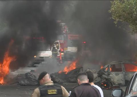 Avião de pequeno porte cai em bairro residencial e deixa 3 mortos