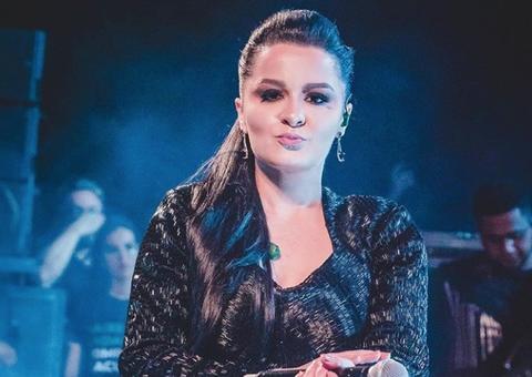 Maraisa ostenta barriga sarada e cintura fina impressiona 