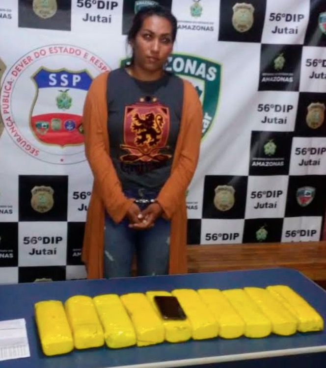 Jovem é presa com 10KG de drogas dentro de lancha no Amazonas