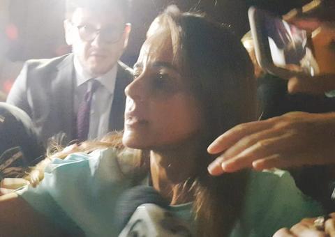 Vídeo: Visivelmente abalada, primeira-dama deixa delegacia após depor mais de 1 hora