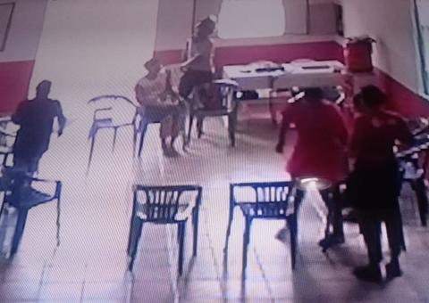 Homem invade e assalta igreja durante oração em Manaus