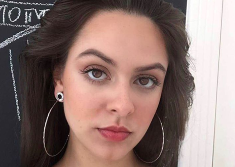 Filha de Dedé Santana posa de topless e manda recado: “Faça o autoexame"