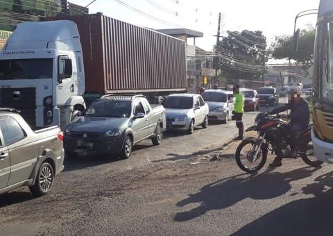 Motoristas enfrentam congestionamento gigante próximo a rotatória em Manaus