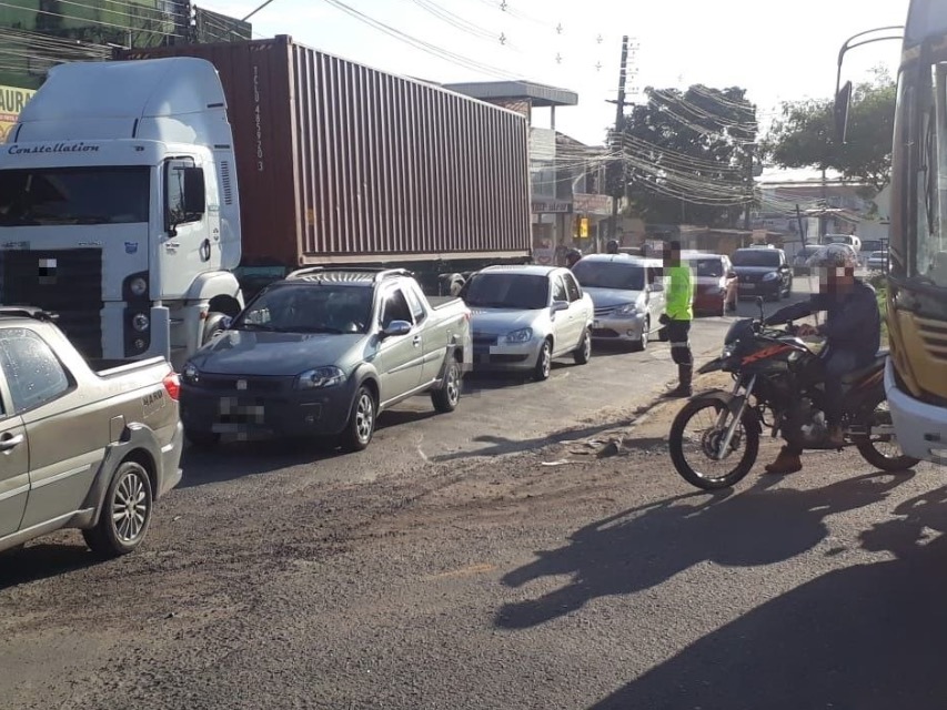 Motoristas enfrentam congestionamento gigante próximo a rotatória em Manaus