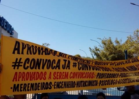 Aprovados em concurso fazem manifestação na frente da Seduc em Manaus