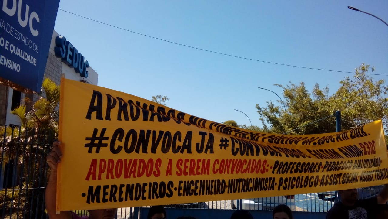 Aprovados em concurso fazem manifestação na frente da Seduc em Manaus