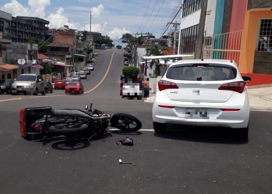 Motociclista fica ferido após colidir com carro em cruzamento de Manaus