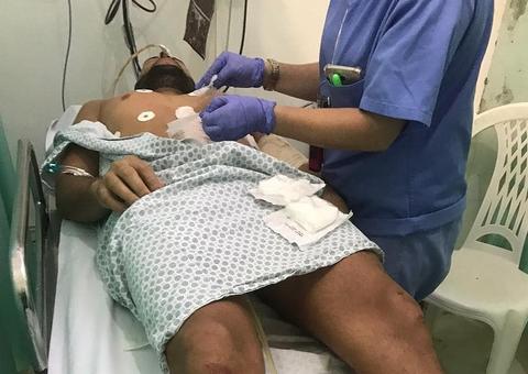 Homem leva 4 tiros após beijar rapaz em bar