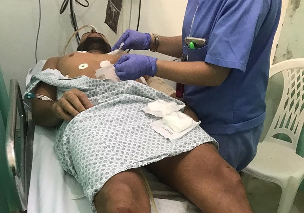 Homem leva 4 tiros após beijar rapaz em bar