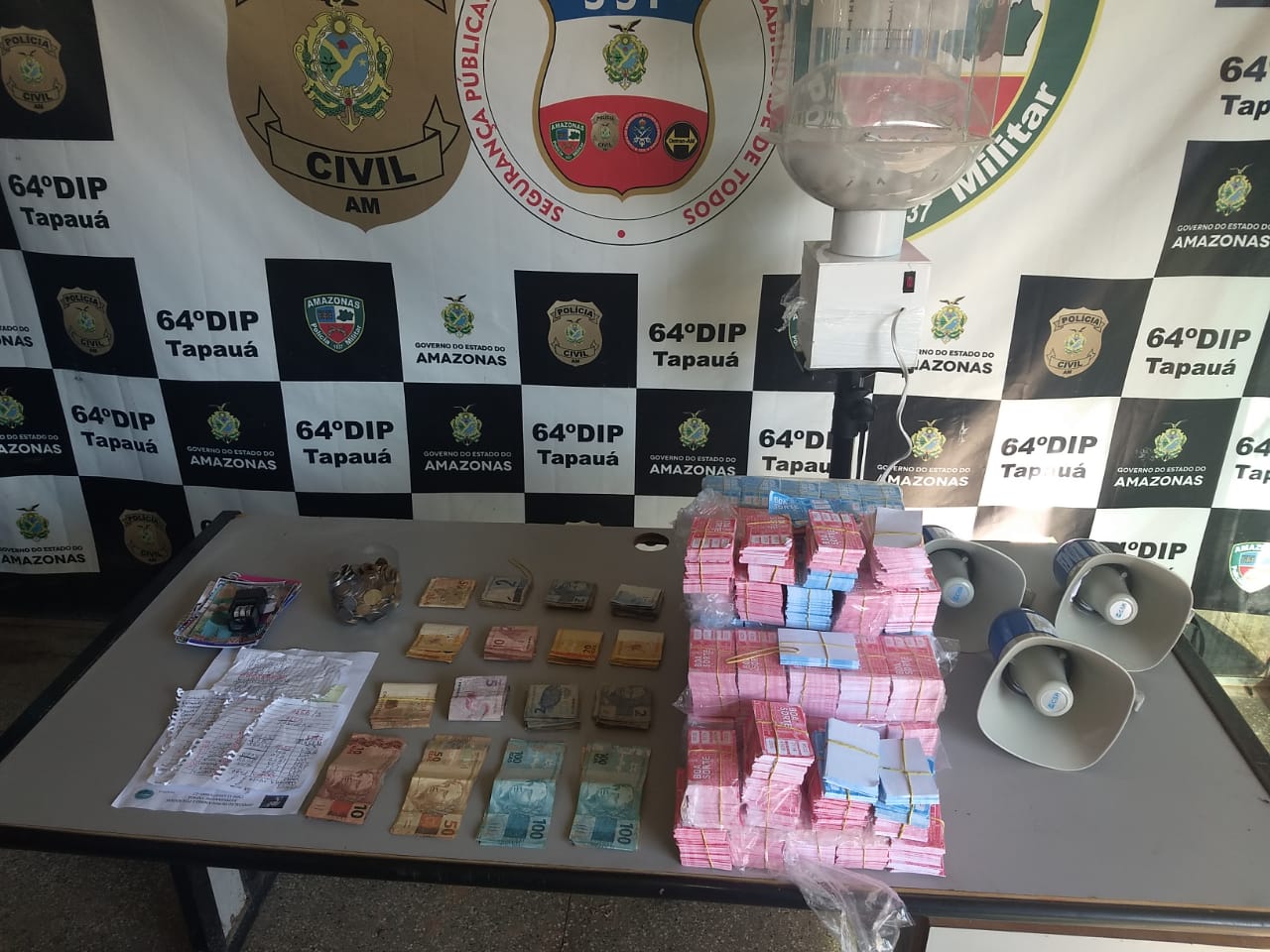 Dinheiros e máquina de sorteio são apreendidos em casa de jogos no Amazonas