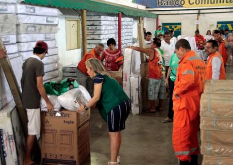 Mais 54 famílias vítimas do incêndio no Educandos recebem donativos da Prefeitura