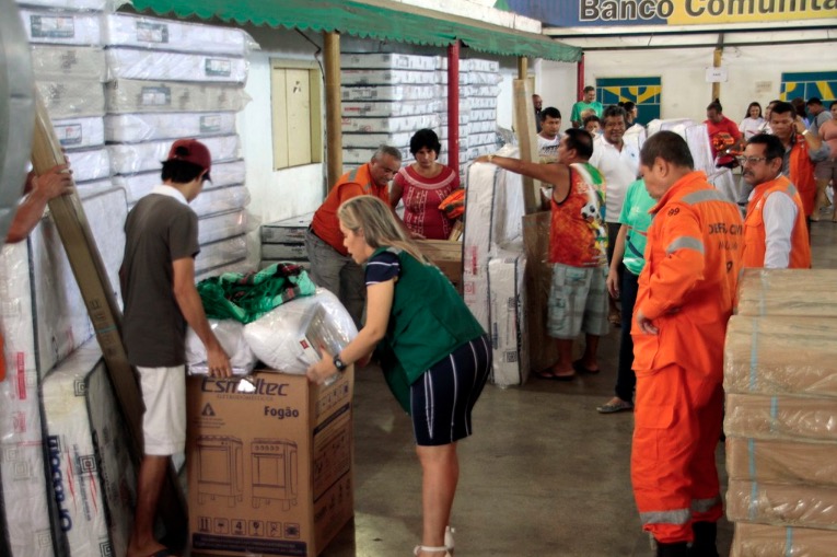 Mais 54 famílias vítimas do incêndio no Educandos recebem donativos da Prefeitura