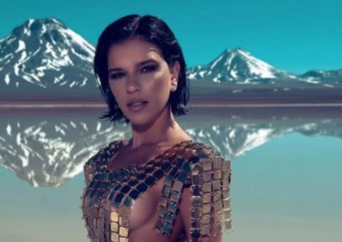 Mariana Rios posa fatal em gravação de clipe: 'me beija'